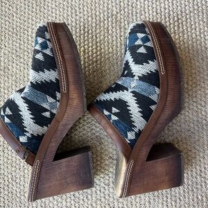 Korks kilim inspired Blue Patterned clogs